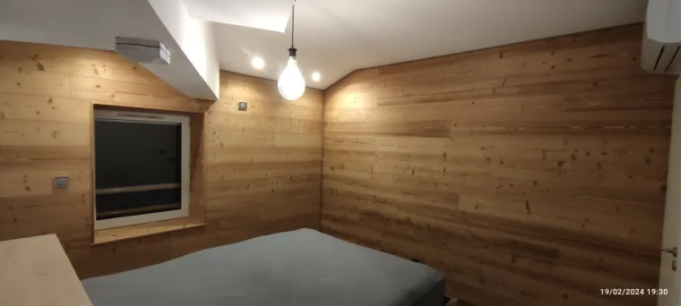 Bardage bois intérieur dans une chambre vers Bully , Lentilly, L’Atelier Qu’Antique