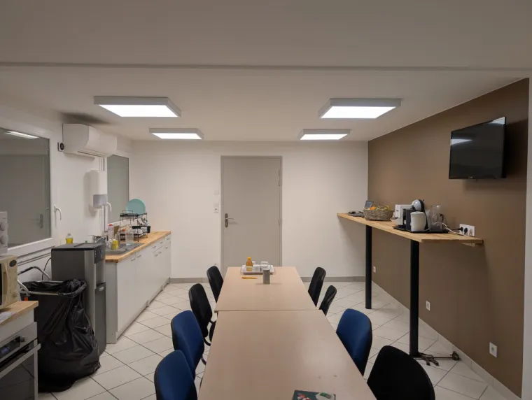 Réaménagement intérieur d'une cuisine de salle de pause professionnel à Sain-Bel, Lentilly, L’Atelier Qu’Antique