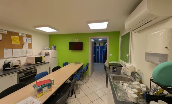 Réaménagement intérieur d'une cuisine de salle de pause professionnel à Sain-Bel, Lentilly, L’Atelier Qu’Antique