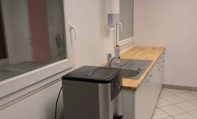 Réaménagement intérieur d'une cuisine de salle de pause professionnel à Sain-Bel, Lentilly, L’Atelier Qu’Antique