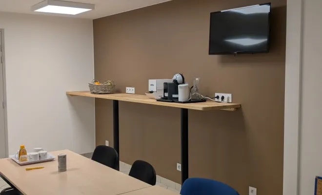 Réaménagement intérieur d'une cuisine de salle de pause professionnel à Sain-Bel, Lentilly, L’Atelier Qu’Antique