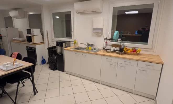 Réaménagement intérieur d'une cuisine de salle de pause professionnel à Sain-Bel, Lentilly, L’Atelier Qu’Antique