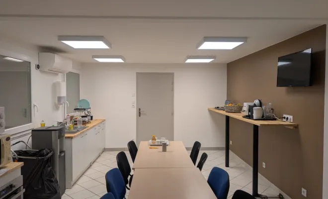 Réaménagement intérieur d'une cuisine de salle de pause professionnel à Sain-Bel, Lentilly, L’Atelier Qu’Antique